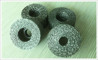 絲網(wǎng)沖壓墊用高強(qiáng)度不銹鋼絲，機(jī)械沖壓成型，具有較高強(qiáng)度及整體鋼性，透氣性佳，具有優(yōu)良的過(guò)濾精度、過(guò)濾阻抗、機(jī)械強(qiáng)度、耐磨性、耐熱性、耐寒性，對(duì)抗壓強(qiáng)度要求及過(guò)濾精度要求均一的過(guò)濾尤為理想，清洗容易、裝